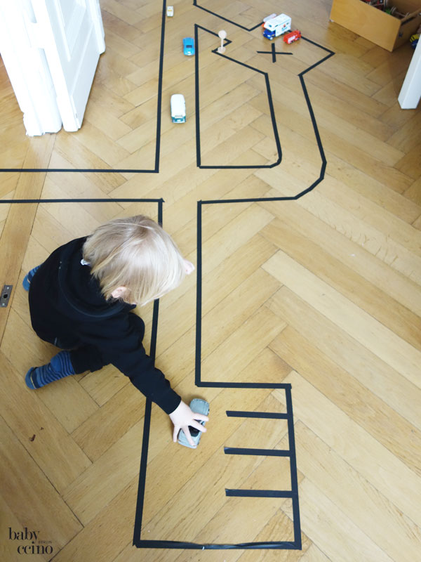 DIY-Strassenteppich-autospielstrasse-maskingtape-4