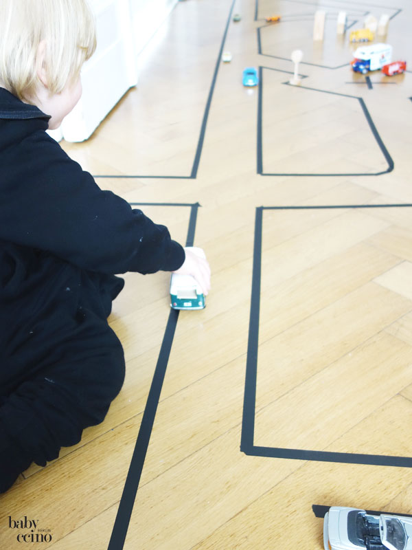 DIY-Strassenteppich-autospielstrasse-maskingtape-5