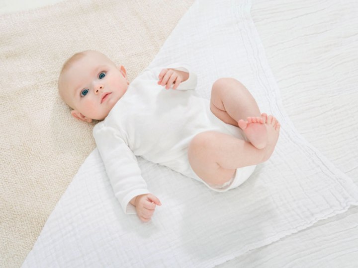 lifestyle_HowToSwaddle_1_HI