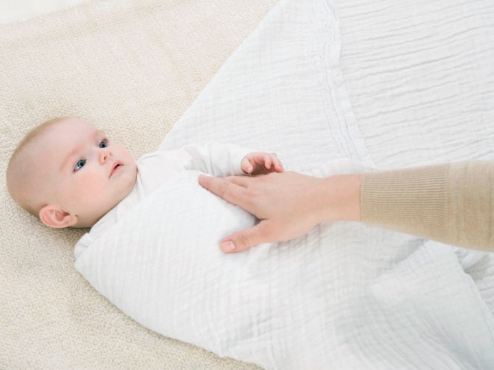 lifestyle_HowToSwaddle_2_HI