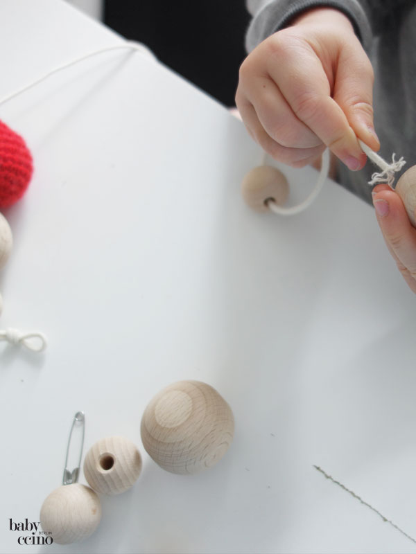 SSW25-faedeln-holzkugeln-diy-kinderwagenkette
