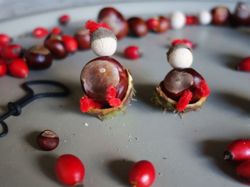 Kastanienwichtel basteln aus Kastanien, Eichelhütchen und Hagebutten – Babyccino Berlin